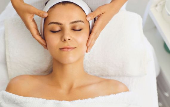 Масажі обличчя: їхня користь у омолодженні